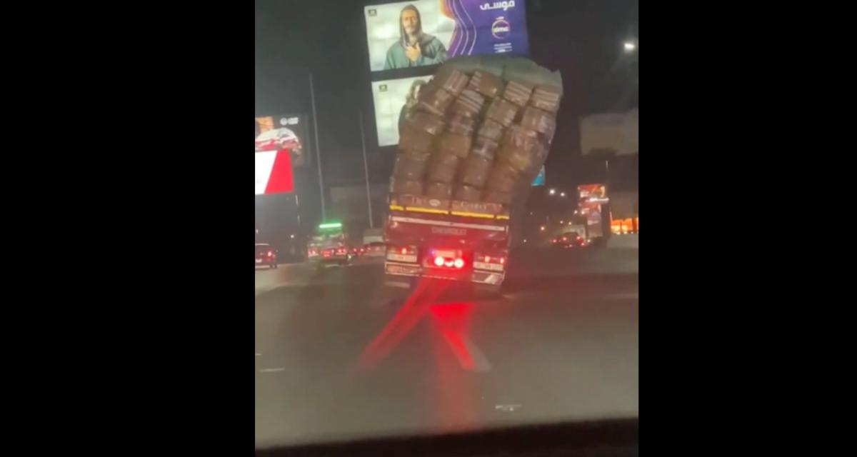 VIDEO - Bien trop chargé le poids lourd finit couché au milieu de l'autoroute