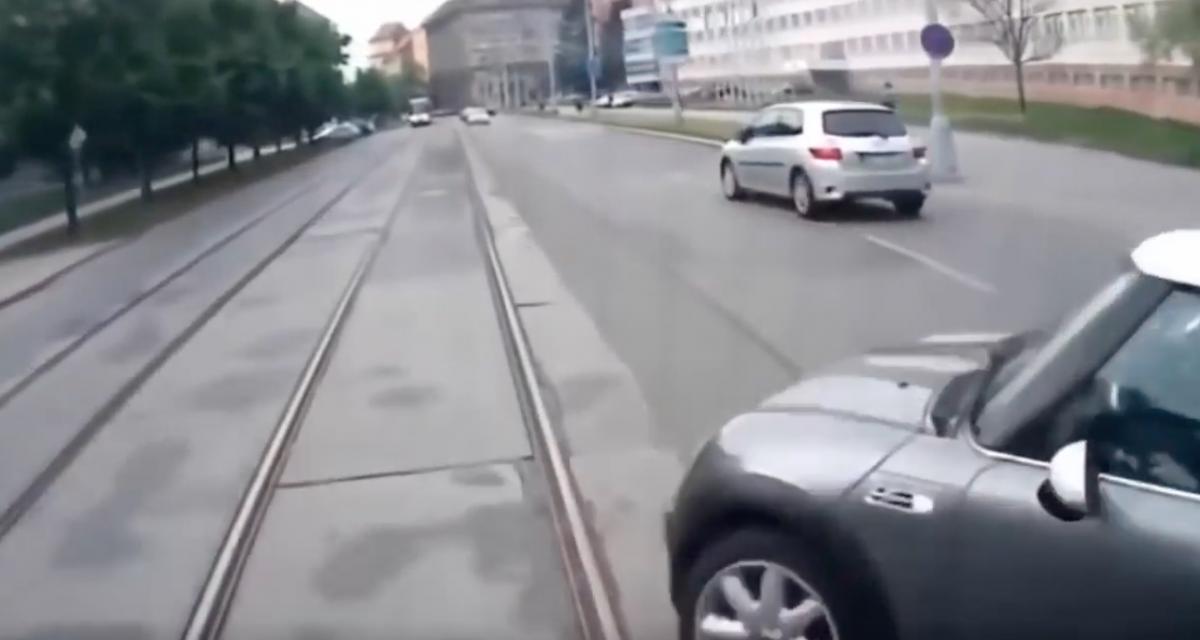 VIDEO - Couper la route d'une voiture c'est une chose, d'un tram c'en est une autre