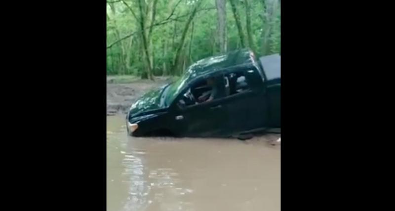  - VIDEO - Traverser une rivière boueuse dans un pick-up, c'était forcément une mauvaise idée