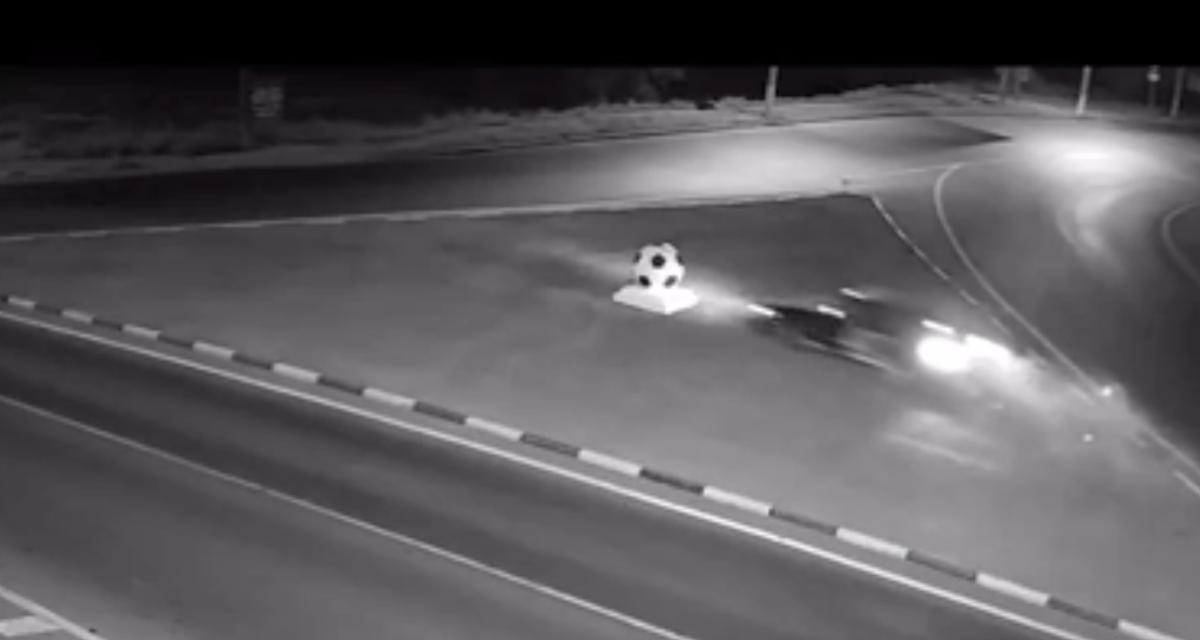 VIDEO - Un ballon, un rond-point, cet automobiliste était trop tenté mais sa voiture n'a pas dû apprécier
