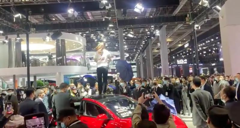  - Shanghai Motor Show : le stand Tesla pris d’assaut par une manifestante accusant la firme pour ses freins défectueux