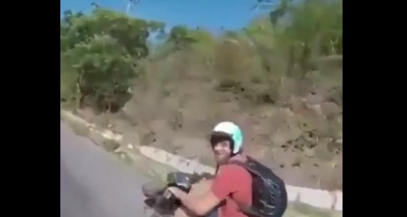 - La pépite du jour : le high five en scooter termine dans le fossé