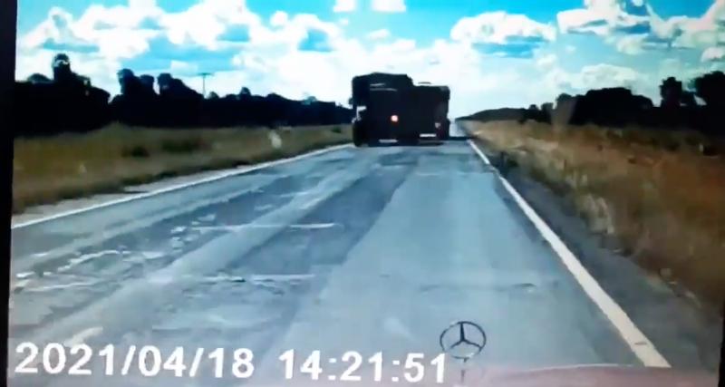  - VIDEO - Le camion déboîte pour doubler, problème, une voiture arrivait en face !