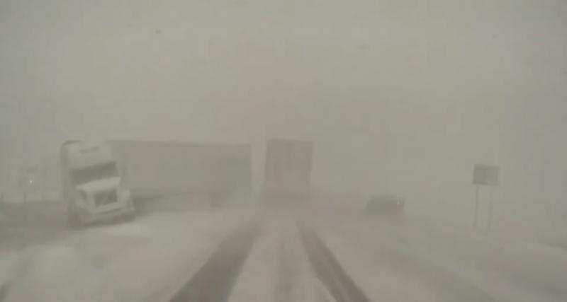  - VIDEO - Quand une tempête de neige transforme la route en scène de film post-apocalyptique