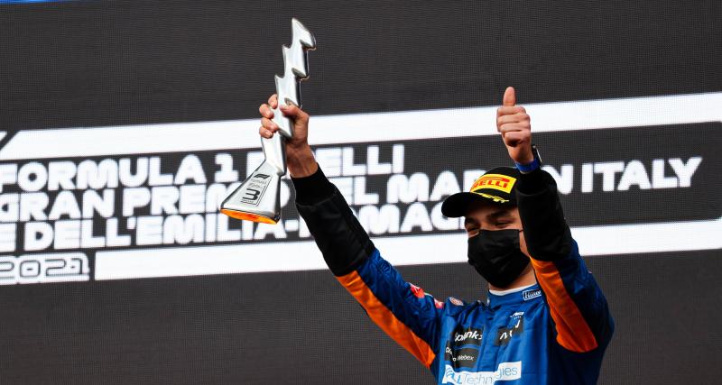 McLaren Racing - GP d'Emilie Romagne de F1 : Lando Norris poste des selfies avec son trophée