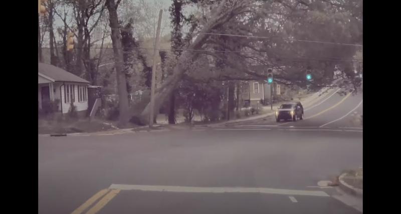  - VIDEO - Ce SUV évite de peu la chute d’un arbre et s’en sort très très bien
