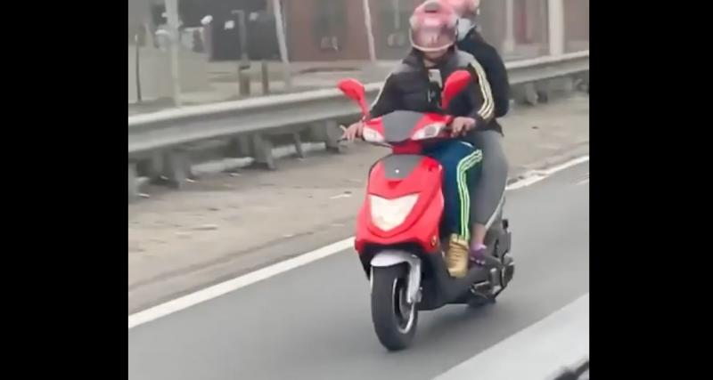  - La pépite du jour : pourquoi acheter une voiture quand la petite famille tient sur un scooter
