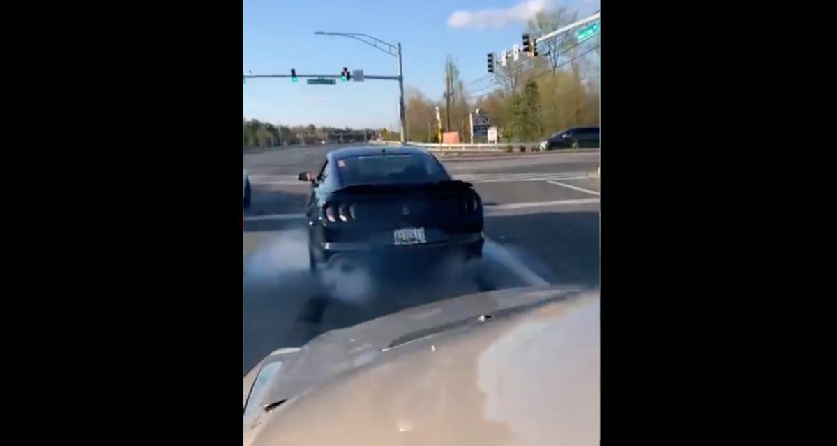 VIDEO - Cette petite course improvisée a mal tourné pour le conducteur de cette Ford Mustang
