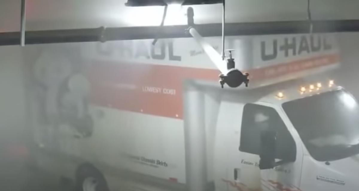 VIDEO - Le conducteur de ce camion de location est prêt à tout pour se garer, quitte à tout détruire