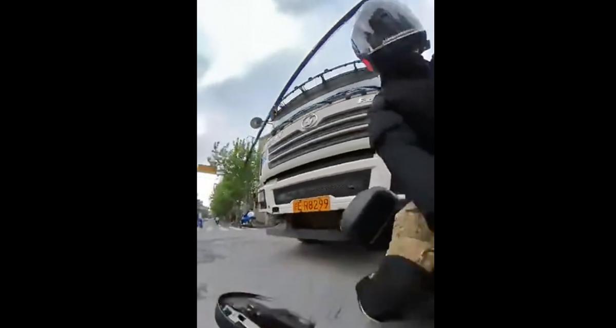VIDEO - Cet homme en scooter renversé par un camion a dû avoir la peur de sa vie