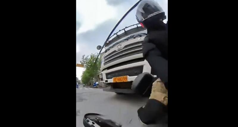  - VIDEO - Cet homme en scooter renversé par un camion a dû avoir la peur de sa vie