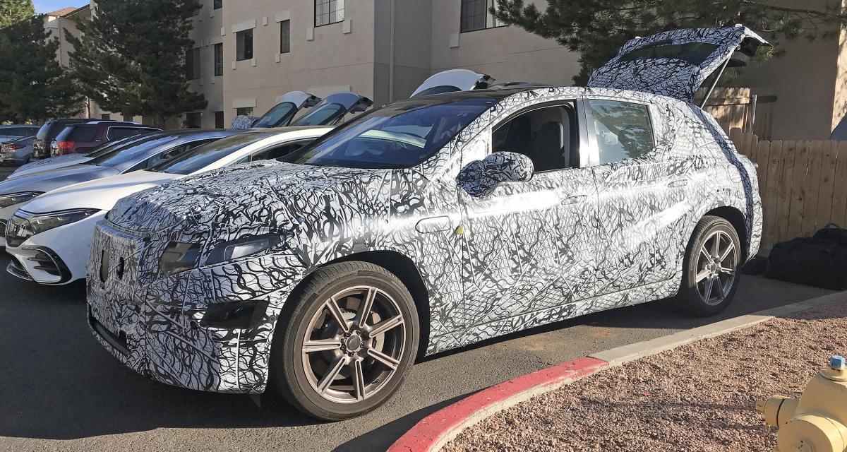 Le Mercedes EQS SUV (2023) sous camouflage