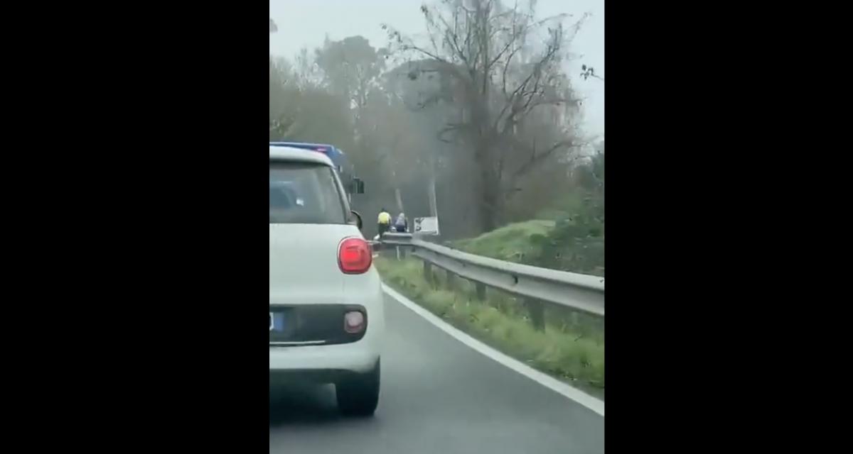 Cette vidéo d'un automobiliste italien s'énervant contre deux cyclistes est à mourir de rire