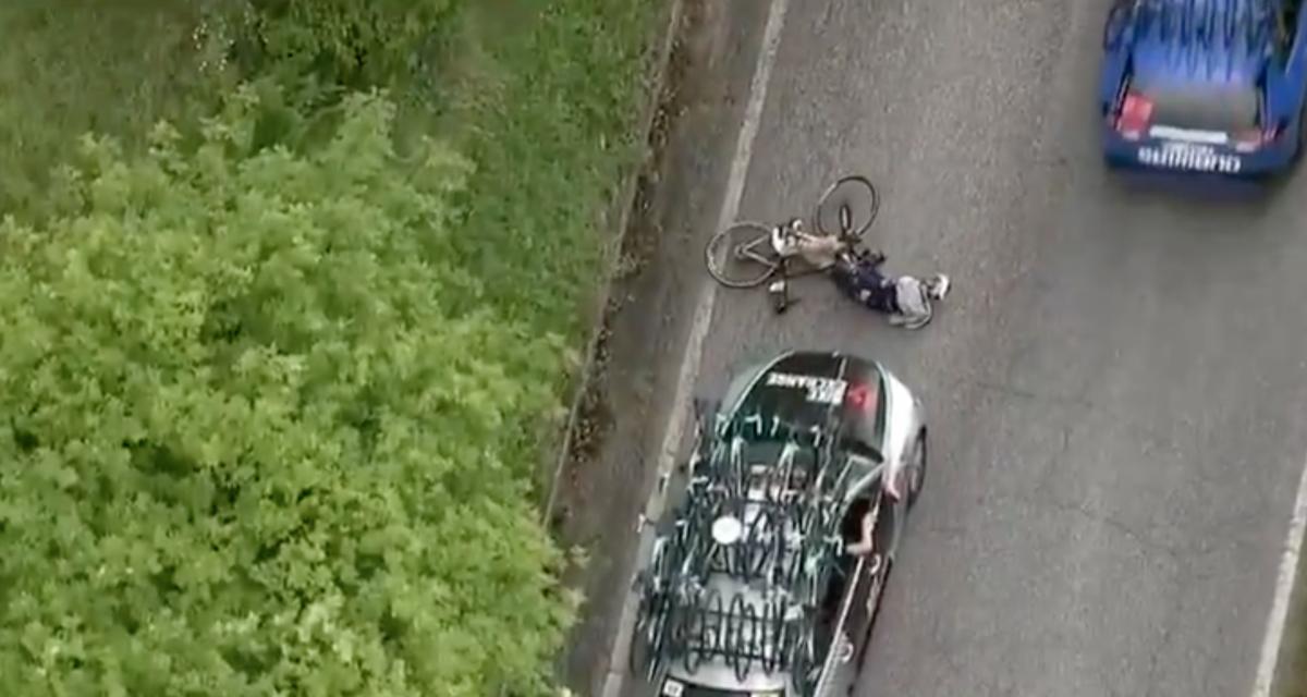 VIDEO - Un cycliste du Tour d'Italie percuté par la voiture d'une équipe adverse