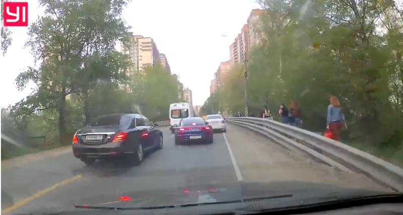 - VIDEO - Il se sert d’une ambulance pour doubler tout le monde, le conducteur d’une Porsche le stoppe dans sa lancée
