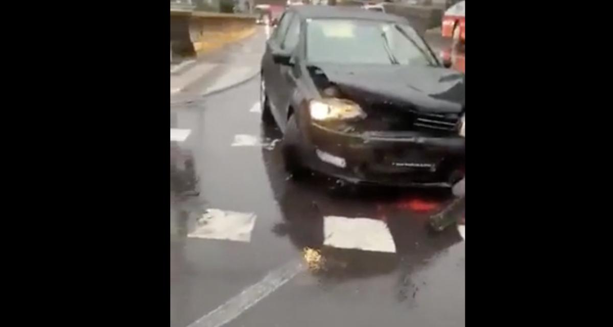 VIDEO - À peine sortie d'un accident, elle retourne percuter une voiture