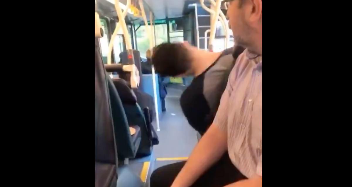 La pépite du jour : endormi dans le bus, il tombe tête la première devant tout le monde