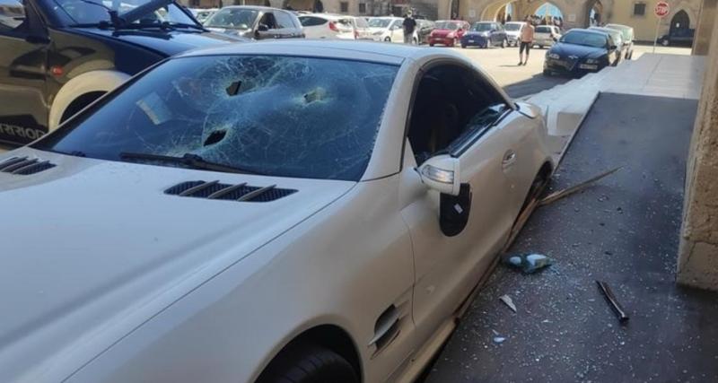  - VIDEO - Un policier grecque en colère détruit la Mercedes de son chef avec son pick-up
