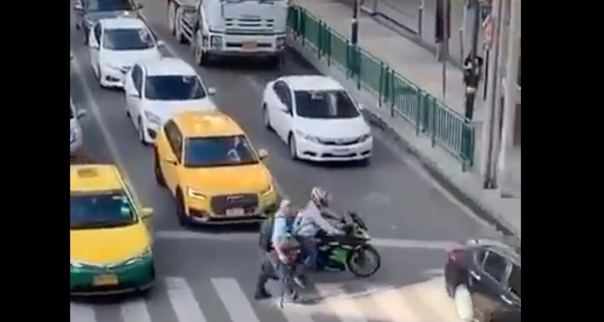 Le beau geste du jour : ce motard aide une personne malvoyante à traverser la route