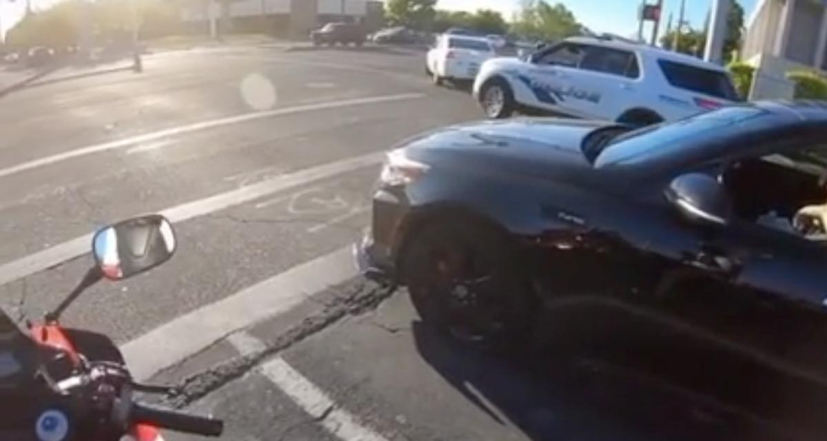 VIDEO - Immobilisé à l'entrée d'une intersection, il vient se faire percuter... par la police !