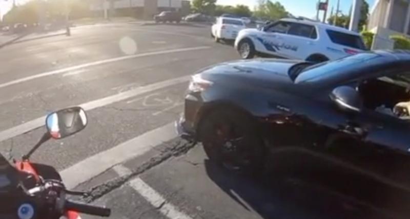  - VIDEO - Immobilisé à l’entrée d’une intersection, il vient se faire percuter… par la police !