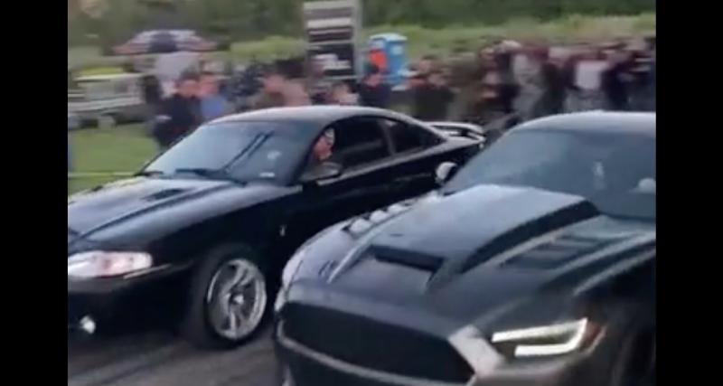  - VIDEO - Deux Ford Mustangs au coude à coude dans une course de rue, ça ne pouvait que mal tourner