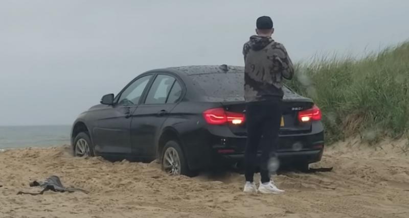  - VIDEO - Bloqué à l'extérieur de sa voiture pendant que cette dernière s’enfonce dans le sable