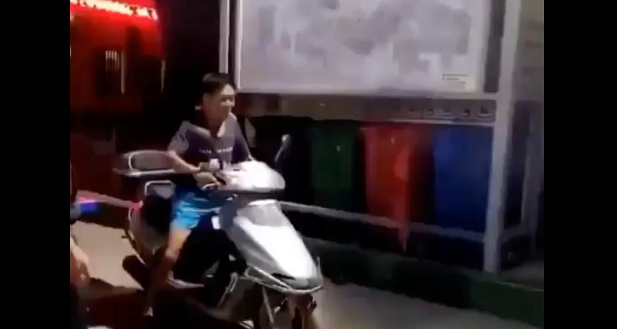 La pépite du jour : il fait le malin avec son scooter dans un square pour enfants, il va vite déchanter