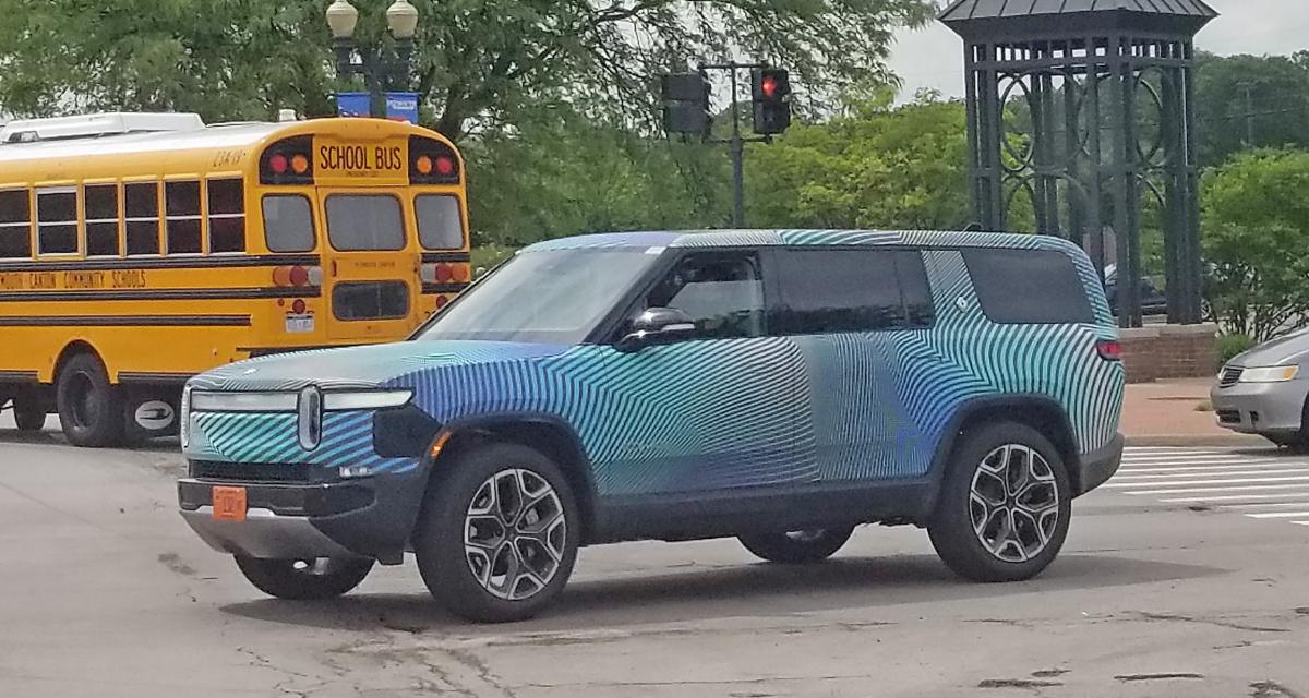Rivian R1S (2021) : le SUV futuriste aperçu aux States sous un camouflage psychédélique