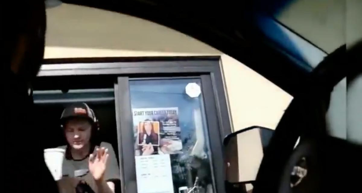 VIDEO - Voilà ce que ça fait de vouloir faire le clown au drive d'un fast-food