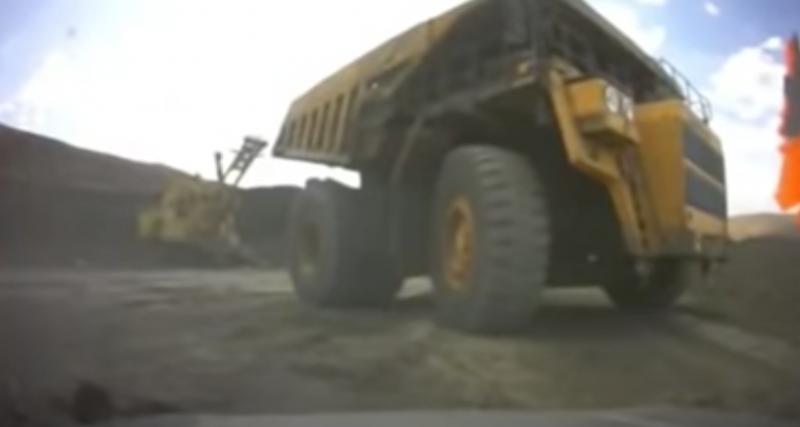  - VIDEO - Ce camion-benne géant roule sur un SUV alors qu’il est rempli d’ouvriers