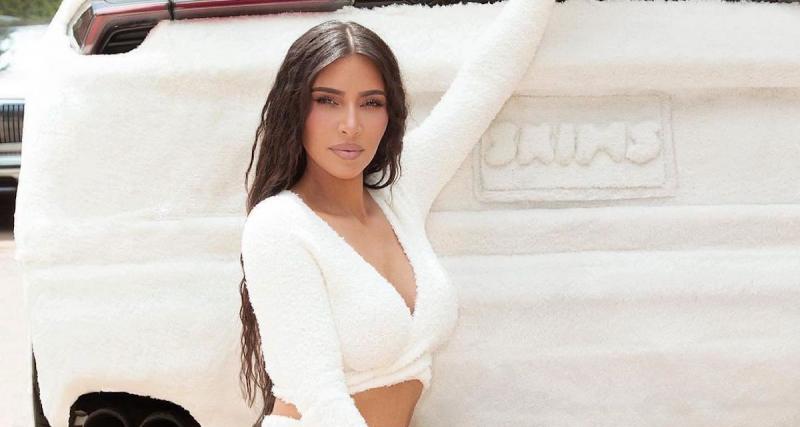  - Kim Kardashian couvre son Lamborghini Urus d’un tissu tout doux pour la promo de sa marque de vêtements