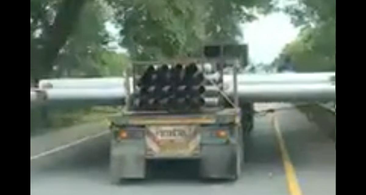 Le camion prend littéralement toute la route