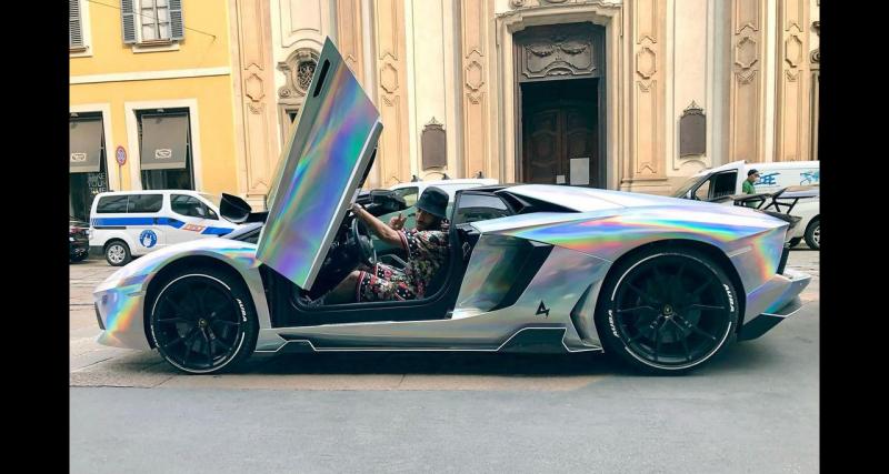  - Pierre-Emerick Aubameyang se pavane dans les rues de Milan au volant de sa Lamborghini multicolore