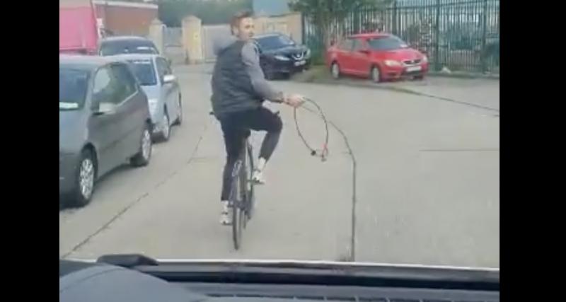  - VIDEO - Il colle un cycliste de trop près et l’envoie involontairement dans le décor