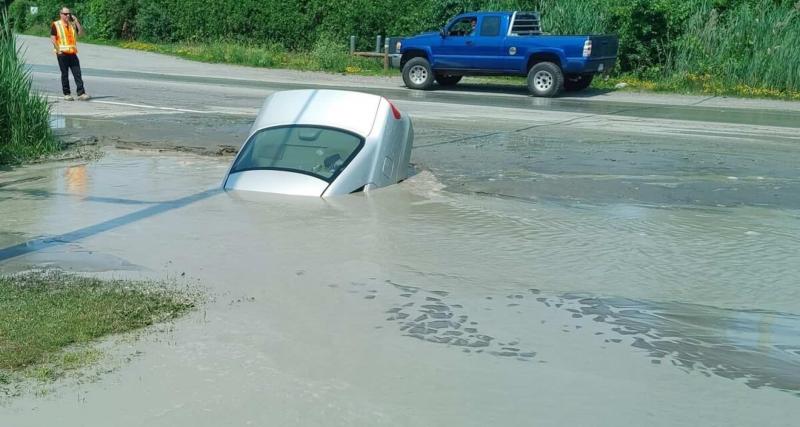  - Une voiture coule entièrement dans une flaque d’eau géante au Québec