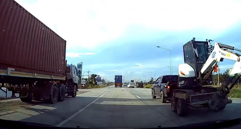  - VIDEO - Le transport de cette pelleteuse sur l'autoroute n’a pas été de tout repos