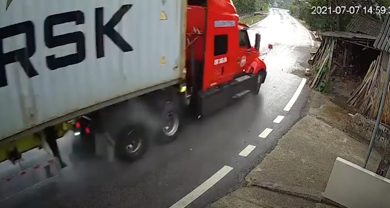  - VIDEO - Un camion surchargé sur une route mouillée, un combo qui fait des dégâts