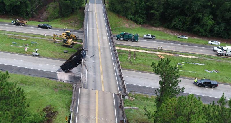  - Un camion se crashe au-dessus de l’autoroute et décale le pont de près de 2 mètres