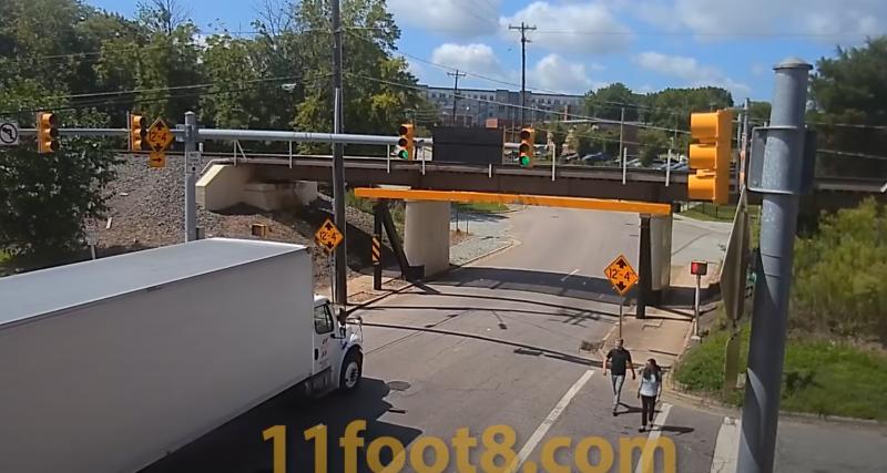  - VIDEO - Même en ralentissant, le 11 foot 8 Bridge a eu raison de ce camion