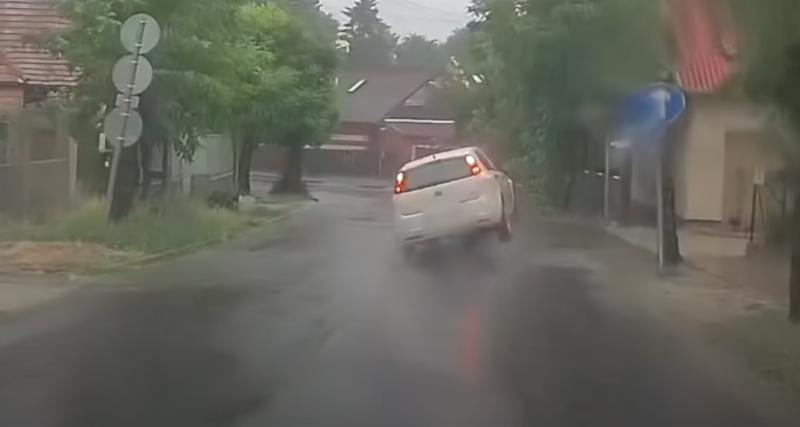  - VIDEO - Lorsque vous roulez sous la pluie, méfiez-vous des bouches d'égouts !