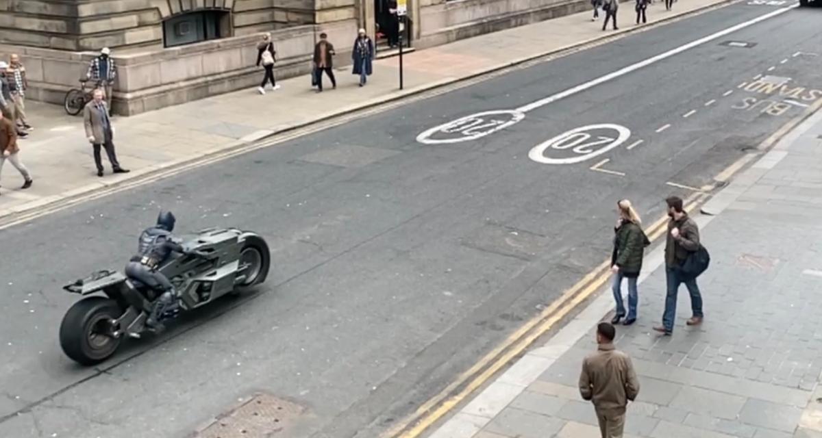 Batman et sa moto se baladent dans les rues de Glasgow pour le tournage de  The Flash