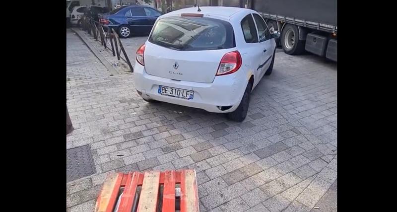  - VIDEO - L’imparable technique de ce chauffeur-livreur pour enlever les voitures garées sur son passage