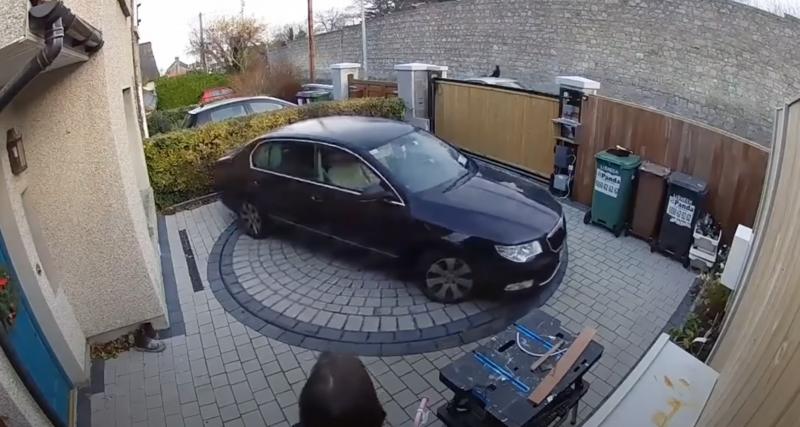  - VIDEO - Une plateforme rotative devant le garage pour les moins adeptes des manœuvres serrées