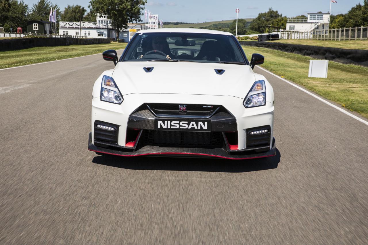 Nissan Gt R 17 Et Gt R Nismo 17 Notre Essai Sur Le Circuit De Goodwood