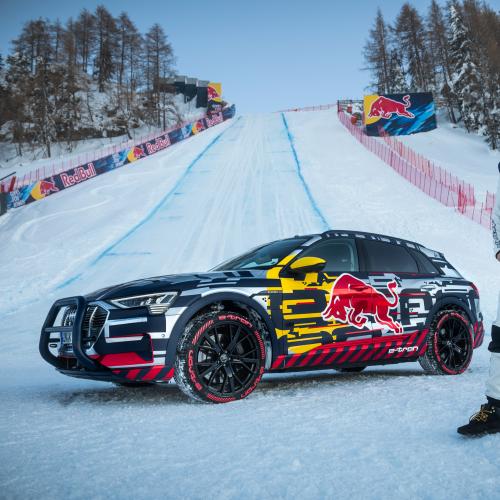 Découvrez les photos de l'exploit de l'Audi e-tron sur une piste de ski alpin en Autriche.