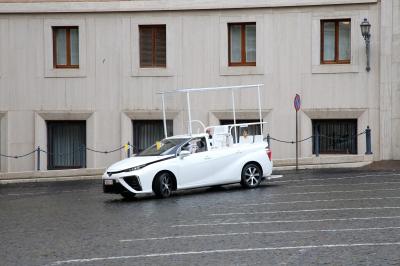 La Toyota Mirai devient la voiture officielle du pape Français | les photos officielles de la papamobile hydrogène