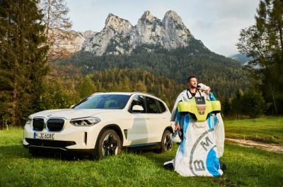 BMW Electrified Wingsuit | Les photos du saut de Peter Salzmann