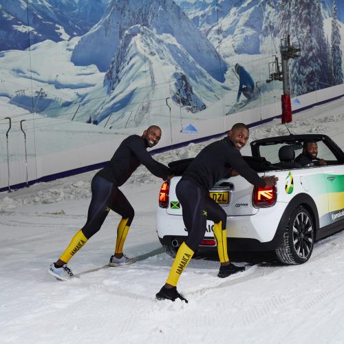 La Mini Cooper sur la glace avec l'équipe jamaïcaine de bobsleigh | les photos
