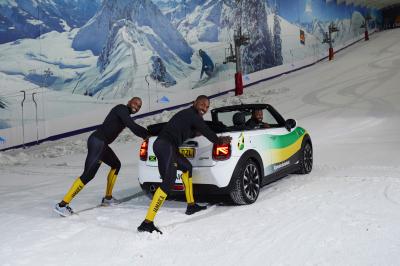 La Mini Cooper sur la glace avec l'équipe jamaïcaine de bobsleigh | les photos